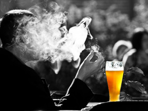 Více než polovina Čechů je pro zákaz kouření v restauracích