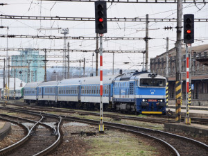 Porucha trakčního vedení ovlivnila odjezd stovky vlaků z Prahy