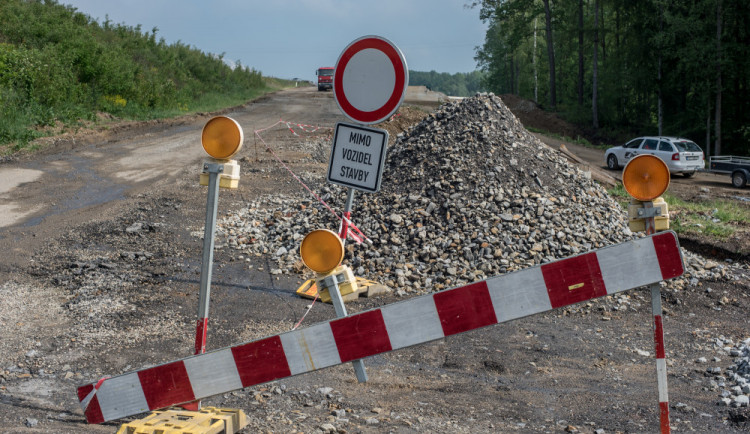 Silnice mezi Černovírem a Chomoutovem bude od pondělí úplně uzavřená