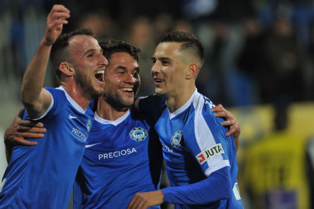 Aleš Nešický uprostřed.