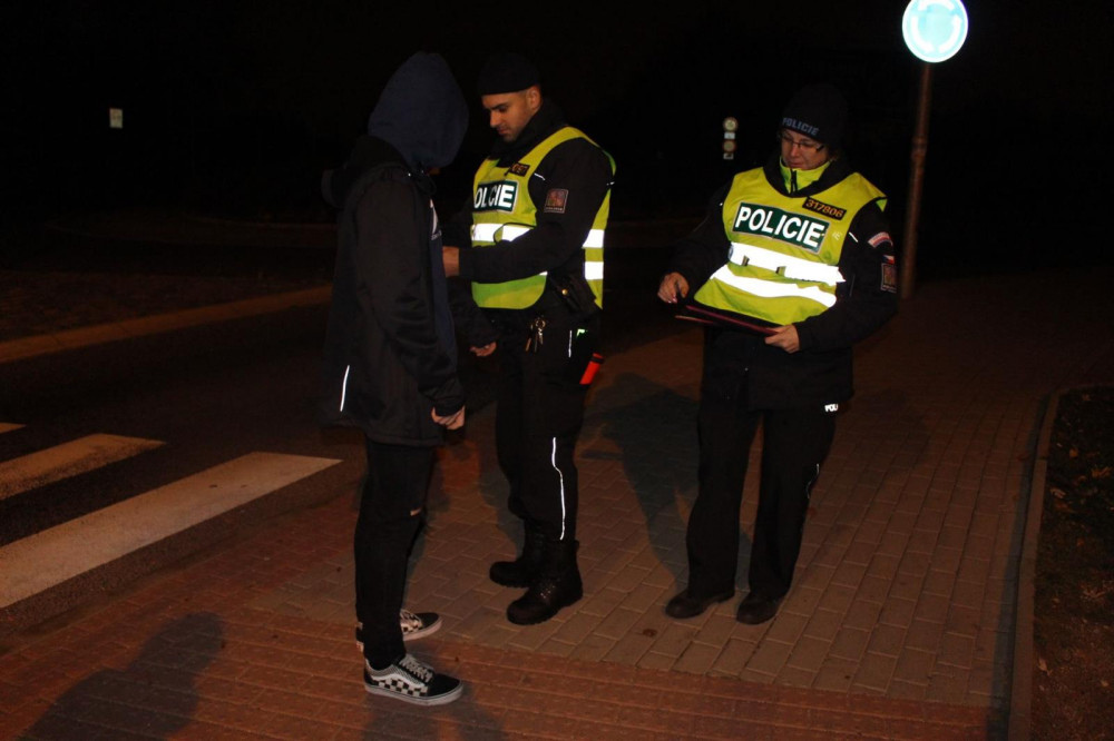 Policisté se na chodce za tmy zaměřili.