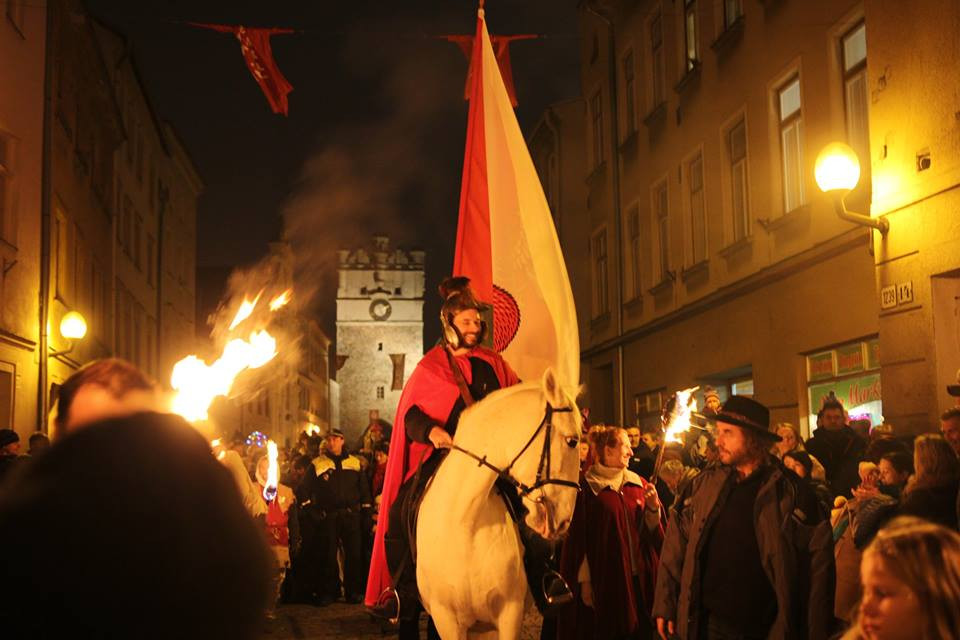 FOTO: Svatý Martin se svojí družinou prošel centrem Jihlavy. Slavnost zakončil ohňostroj