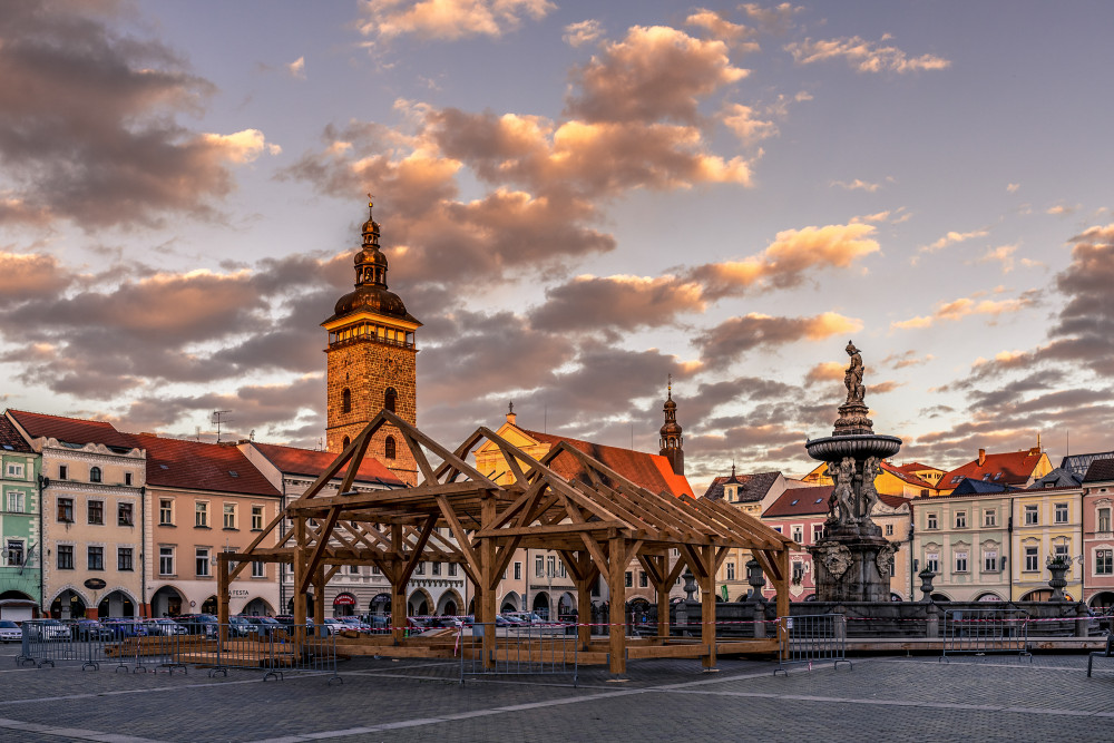 Ná náměstí už se staví ledová plocha.