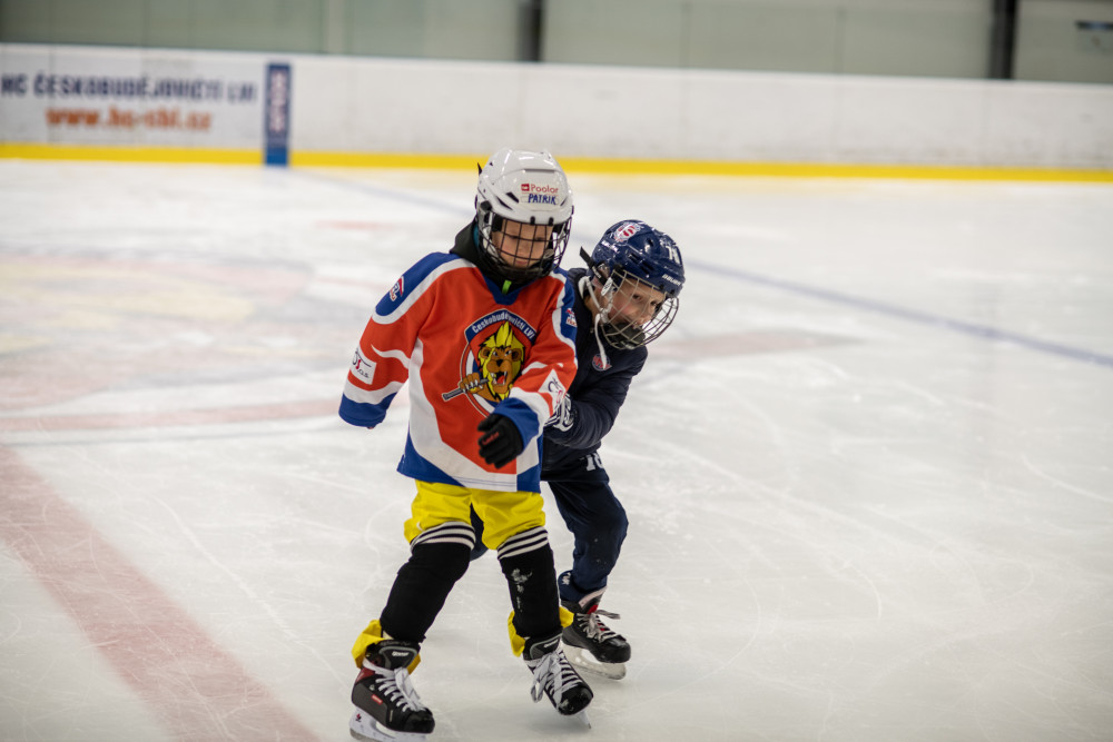 Ze začátečníků udělají budoucí hvězdy. V Hokejovém centru Pouzar rozjeli projekt Děti do bruslí