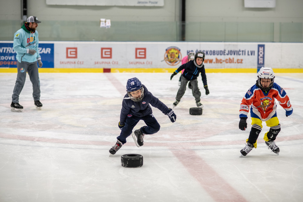 Ze začátečníků udělají budoucí hvězdy. V Hokejovém centru Pouzar rozjeli projekt Děti do bruslí