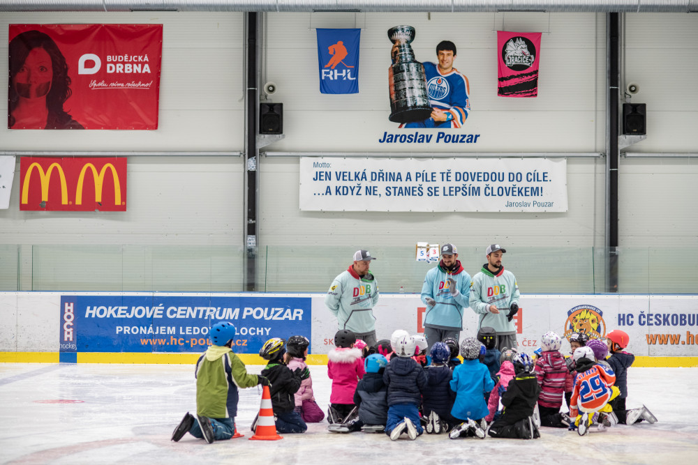 Ze začátečníků udělají budoucí hvězdy. V Hokejovém centru Pouzar rozjeli projekt Děti do bruslí
