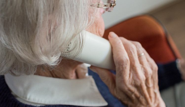 Podvodník chtěl po seniorce půl milionu. Do telefonu jí tvrdil, že je její vnuk