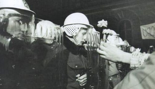 Listopad 89 v Praze pohledem přesvědčeného komunisty: „Černé pivo teklo, život šel dál.“