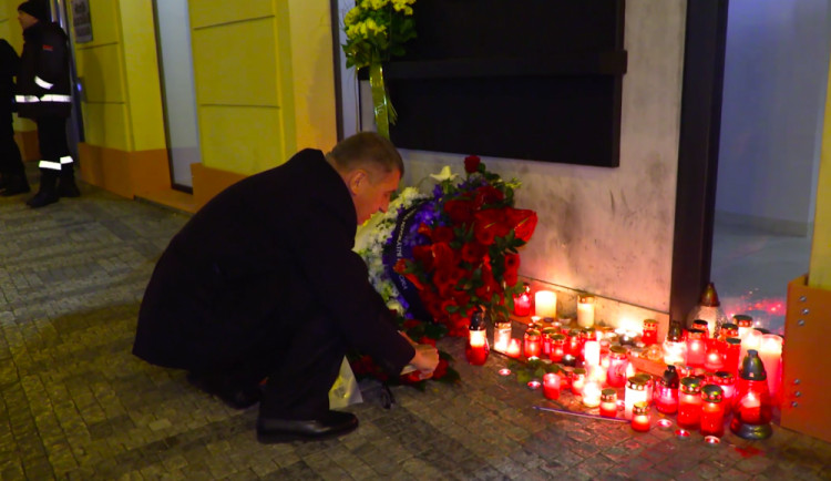 Andrej Babiš položil kytici už o půlnoci.