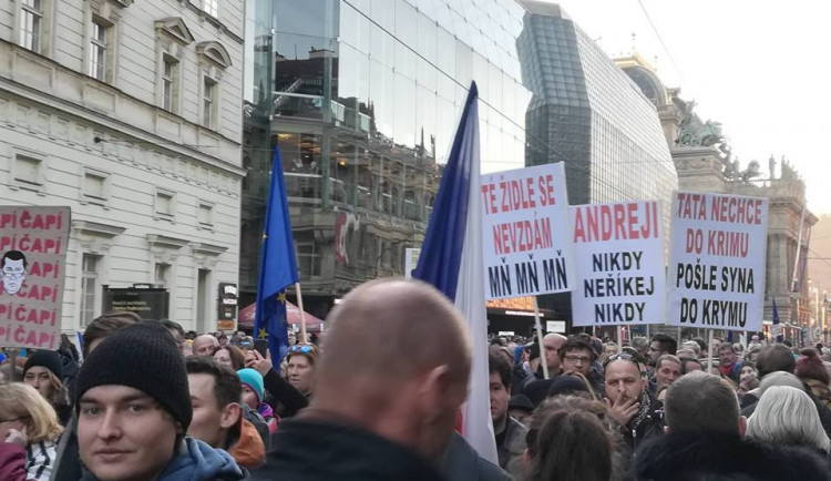 Tisíce lidí v Praze na Staromáku žádaly odchod premiéra.