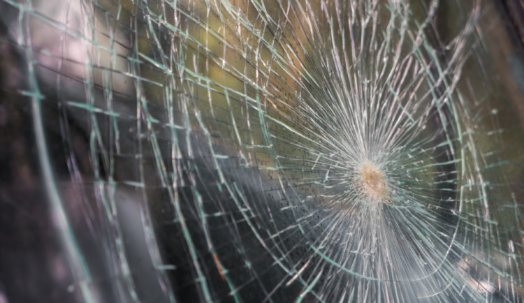 Vandal rozbil auto, které přes noc parkovalo venku. Pak z něj ukradl autorádio