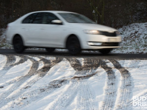 Tým silniční bezpečnosti: Kvalitní zimní obutí se opravdu vyplatí