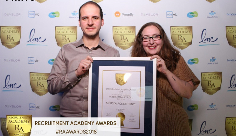 Vedoucí tiskového oddělení MP Brno Jakub Ghanem a Juliána Slivoňová ze studia Krutart.