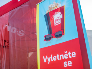 Letní kino v prosinci? Unikátní projekt E.ONu míří po Praze do Budějc.