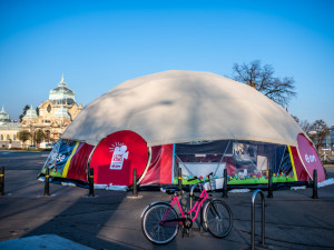 Letní kino v prosinci? Unikátní projekt E.ONu míří po Praze do Budějc.