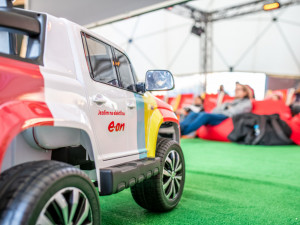 Letní kino v prosinci? Unikátní projekt E.ONu míří po Praze do Budějc.