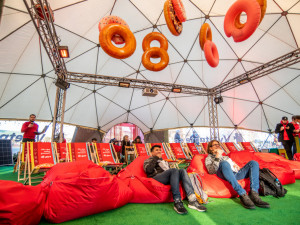 Letní kino v prosinci? Unikátní projekt E.ONu míří po Praze do Budějc.