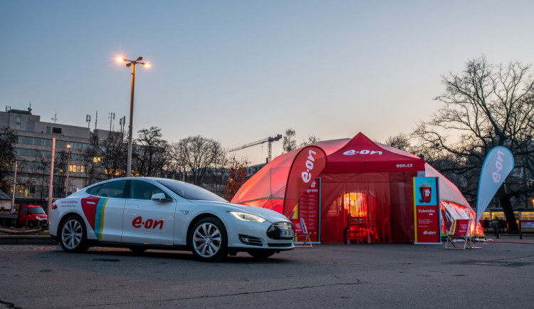 Letní kino v prosinci? Unikátní projekt E.ONu míří po Praze do Budějc.