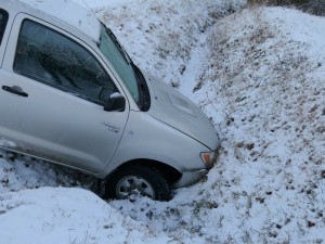 Silné zimní bundy přidávají pár centimetrů, které snižují účinnost bezpečnostních pásů