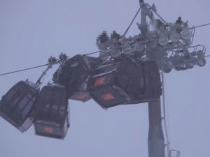 V oblíbeném lyžařském středisku v Rakousku se srazilo pět kabinek lanovky