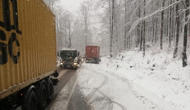 Ranní sněžení na Liberecku komplikovalo dopravu.