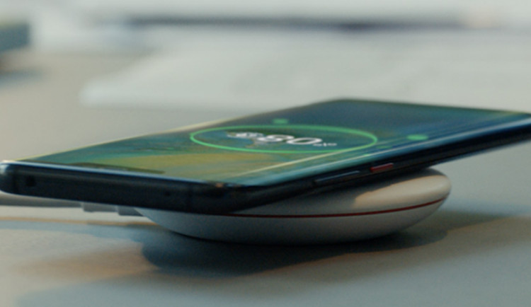 Mobilů od Huawei se zbaví úřad vlády i ministerstvo průmyslu