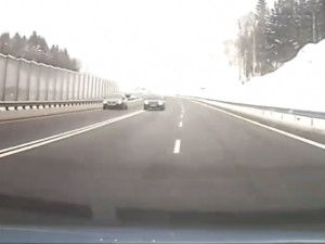 VIDEO: Nebezpečné předjíždění v zatáčce, řidiče neodradila ani dvojitá čára