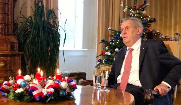 Protivládní demonstrace jsou pohrdáním vůle voličů, řekl ve vánočním poselství Zeman.