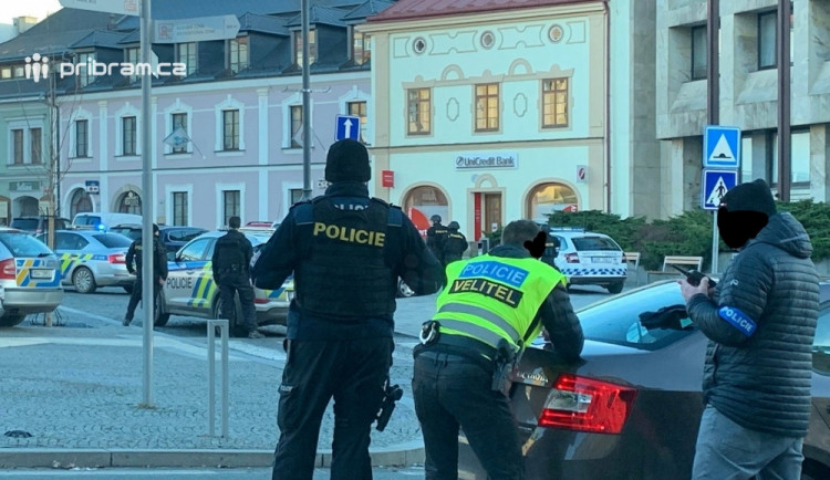 Lupič drží v bance v Příbrami rukojmí, na místě je vyjednavač.