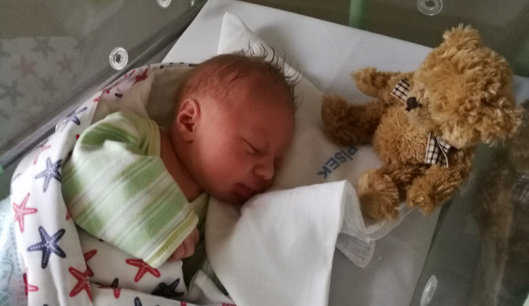 První letošní miminko narozené v tuzemsku se jmenuje Tomášek.