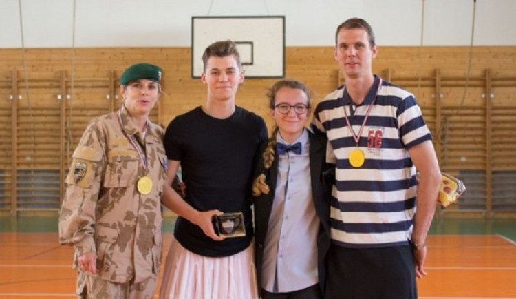 Chlapci a děvčata z blanenského gymnázia.