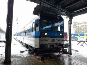FOTO: Vykolejený vlak zastavil až na peronu, převážel šest desítek lidí