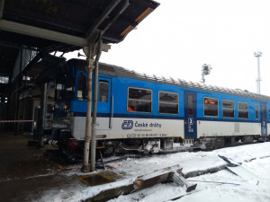 Vykolejený vlak se zastavil zastavil až na peronu.