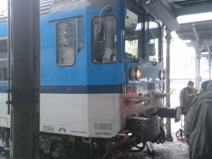 Vykolejený vlak se zastavil zastavil až na peronu.