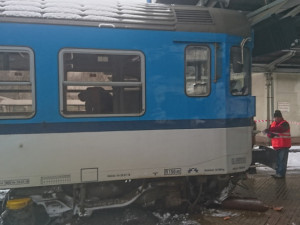 Vykolejený vlak se zastavil zastavil až na peronu.