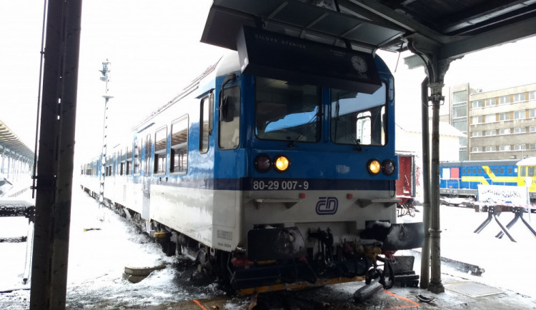 Vykolejený vlak se zastavil zastavil až na peronu.