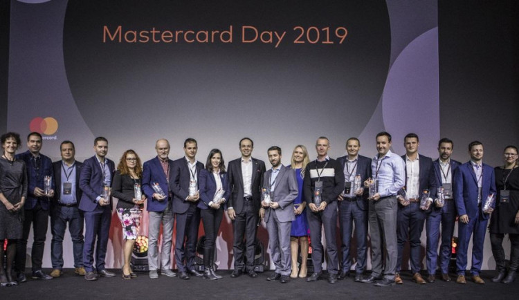 Mastercard ocenila banky za projekty v oblasti platebních karet 2018.