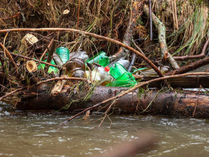 Řeka Kamenice zaplněná plasty.