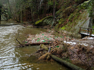 Řeka Kamenice zaplněná plasty.