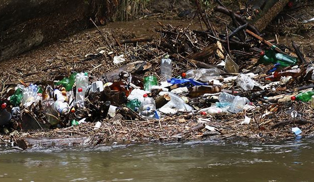 Řeka Kamenice zaplněná plasty.