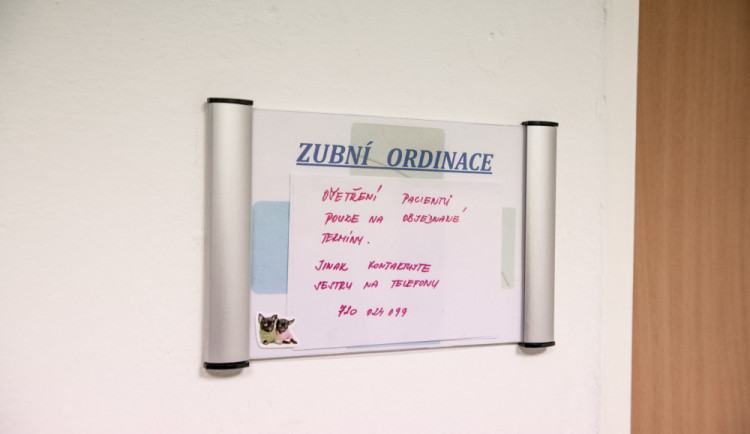 Jméno doktora je těžké zjistit.