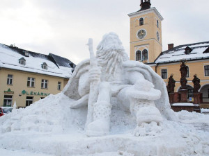 Sněhový Krakonoš je letos v Jilemnici bez kalhot a kabátu