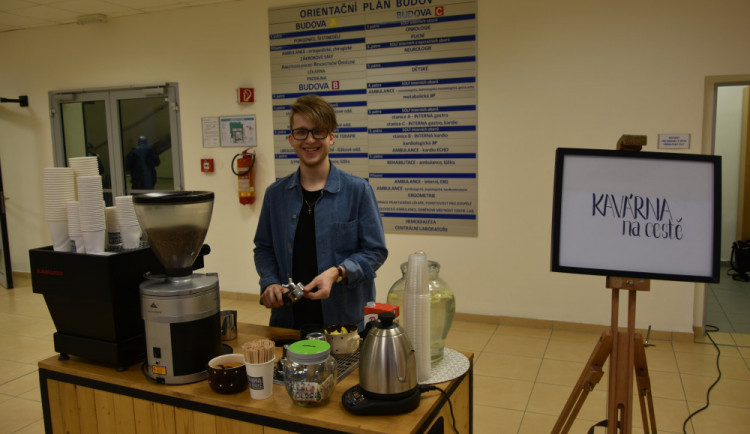 David Stránský se svou Kavárnou na cestě pomáhá táborské nemocnici.