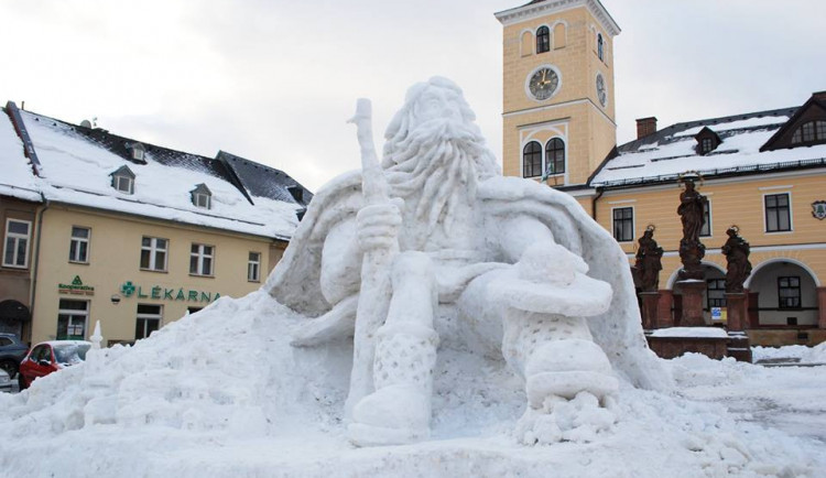 Sněhový Krakonoš je letos v Jilemnici bez kalhot a kabátu.