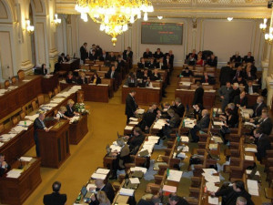 Sněmovna schválila zdanění státních náhrad církvím