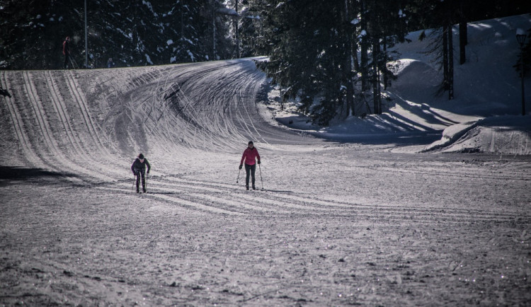 Agrese mezi lyžaři stoupá, výjimkou není ani švihnutí hůlkou