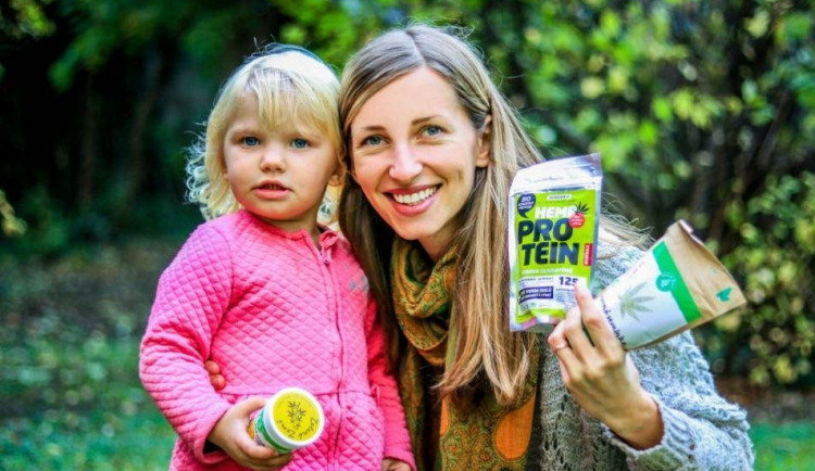 Dost důvodů na to zeptat se Andrey Šťovíčkové, ředitelky společnosti Zelená Země, která se právě na konopné produkty specializuje. Nyní jimi zásobuje 33 evropských států a její tržby atakují hranici 50 milionů korun. 