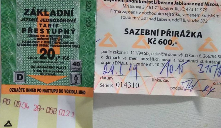 Dostala pokutu, protože jí jízdenka o minutu nestačila. Možná ale o peníze nepřišla nadobro