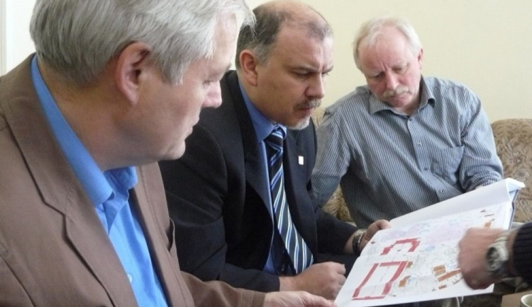 Zdeněk Bursa uprostřed.