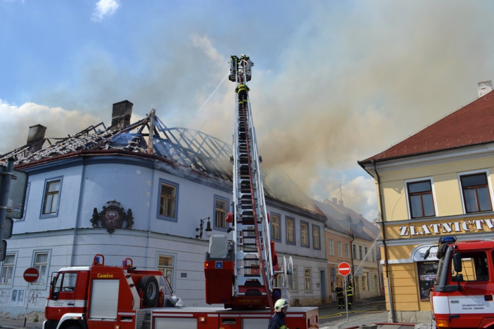 1000x1000-1510640711-ceska-lipa-zvazuje-koupi-vyhoreleho-kounicova-domu